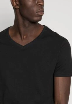 Pier One 5 PACK - T-shirt Basic - White/blue/black -Sklep Z Odzieżą Męską 04339dc8a41b4f87892bcf5988fa14bc