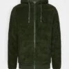 Pier One BORG ZIP-UP JACKET - Kurtka Z Polaru - Dark Green -Sklep Z Odzieżą Męską 067adbe3faa7458ba7e980a0b8da5bd4
