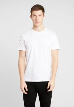Pier One 5 PACK - T-shirt Basic - White 9 Pier One 5 PACK - T-shirt Basic - White -Sklep Z Odzieżą Męską 09629680fd4c490bb0c8df506a9891fc