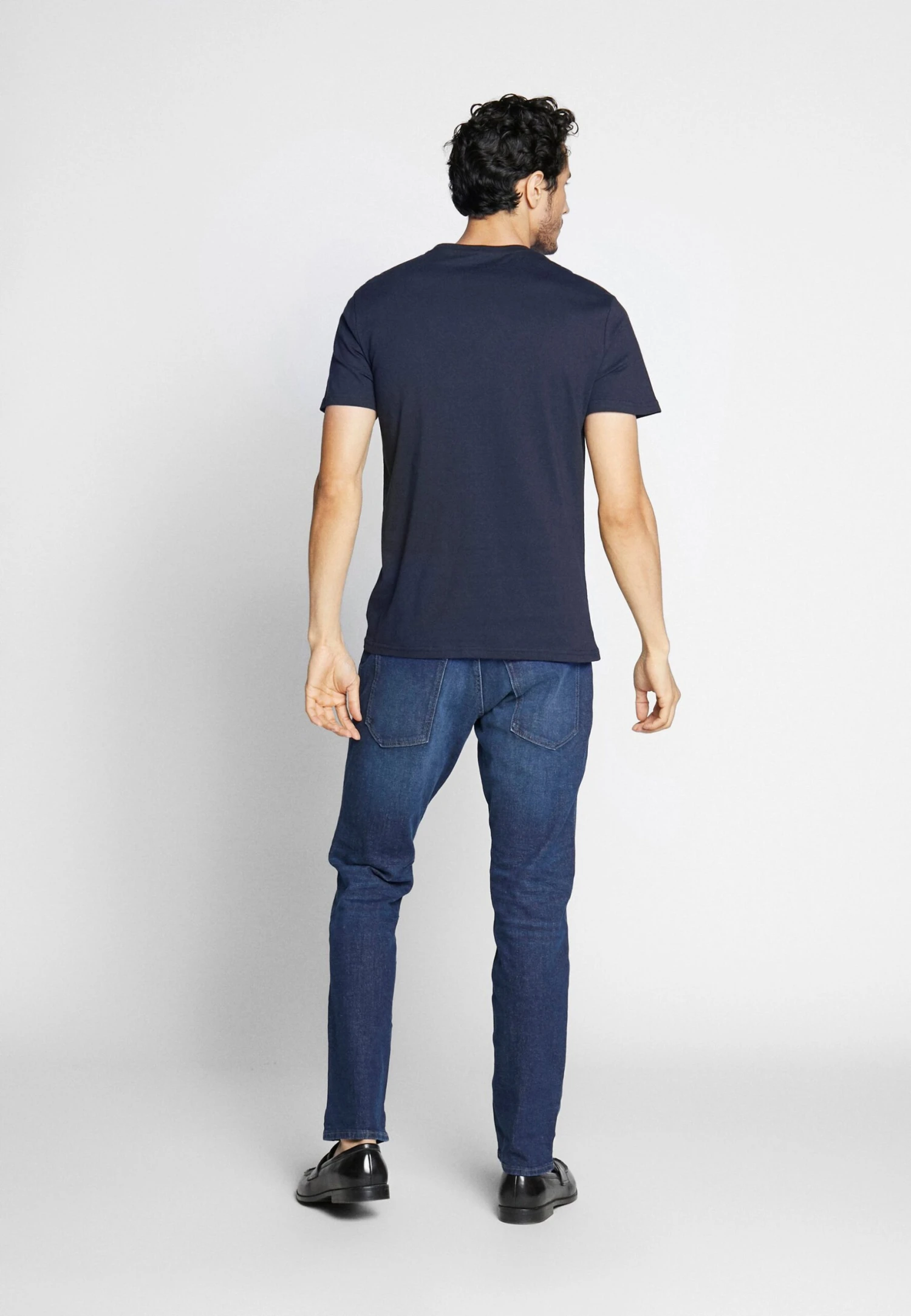 Pier One 4 PACK - T-shirt Basic - Black/white/blue 5 Pier One 4 PACK - T-shirt Basic - Black/white/blue - obrazek 3