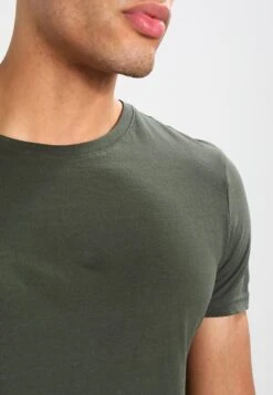 Pier One T-shirt Basic - Khaki 13 Pier One T-shirt Basic - Khaki -Sklep Z Odzieżą Męską 137e48a074bb4ca1aa28d1907e25ea32