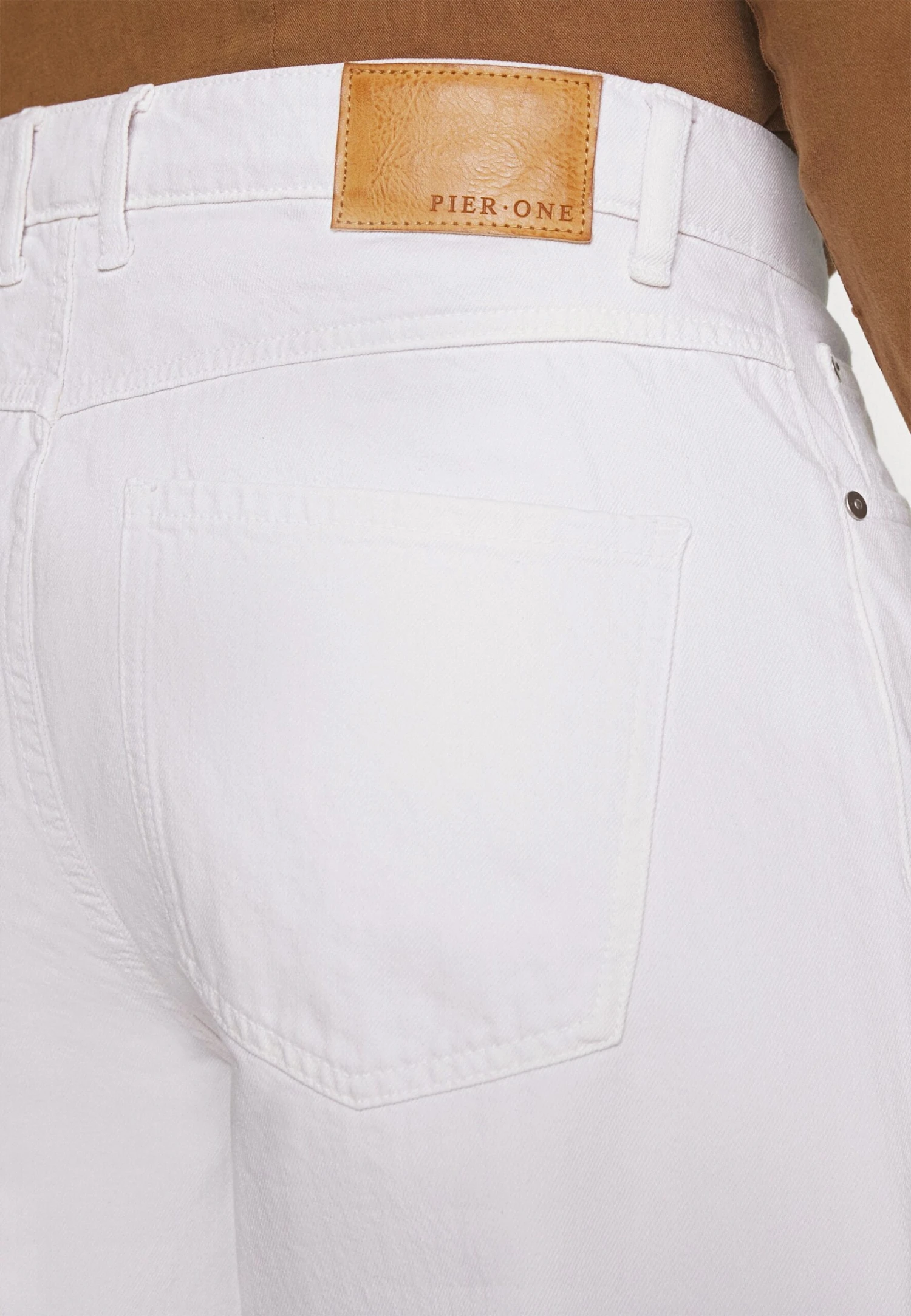 Pier One Jeansy Relaxed Fit - White Denim 7 Pier One Jeansy Relaxed Fit - White Denim - obrazek 5