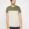 Pier One T-shirt Z Nadrukiem - Khaki/off-white 2 Pier One T-shirt Z Nadrukiem - Khaki/off-white -Sklep Z Odzieżą Męską 1f55a09fc9e846db91468dfecb58e405