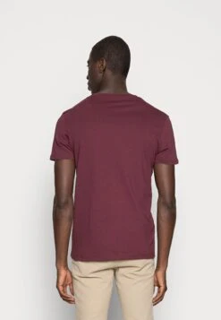 Pier One 2 PACK - T-shirt Basic - Bordeaux 9 Pier One 2 PACK - T-shirt Basic - Bordeaux -Sklep Z Odzieżą Męską 1fa0bce7e239491b9143bae34d4918c0