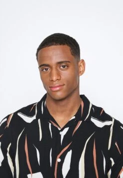 Pier One CONTEMPORARY ART REGULAR RESORT - Koszula - Black -Sklep Z Odzieżą Męską 209c2b8fb1b54d8599c6f0e75d4a20f4