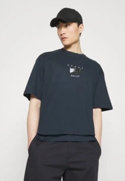Pier One SENSE TEE - T-shirt Z Nadrukiem - Dark Blue -Sklep Z Odzieżą Męską 28dbcfb45357494cbb1a6e16a9374c35