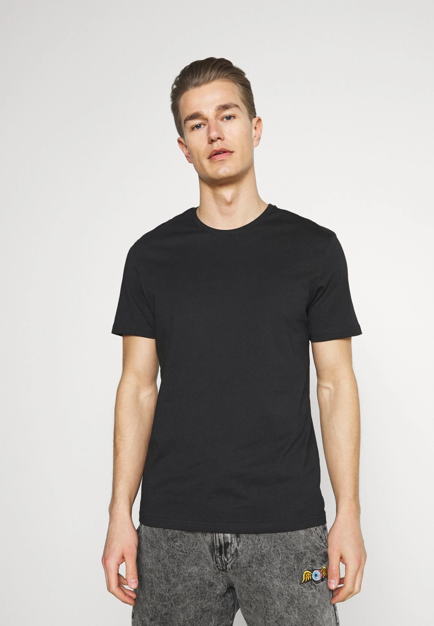 Pier One 5 PACK - T-shirt Basic - Brown/white/black 6 Pier One 5 PACK - T-shirt Basic - Brown/white/black - obrazek 4