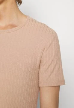 Pier One T-shirt Basic - Taupe 11 Pier One T-shirt Basic - Taupe -Sklep Z Odzieżą Męską 2a9ef7705c0841feb95a2bd4013ae01b