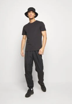 Pier One 7 PACK - T-shirt Basic - Black -Sklep Z Odzieżą Męską 30a3e0dc5da04a31ab70269ed3a302e3