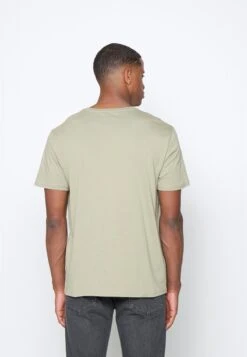 Pier One MOON SCENE GRAPHIC T-SHIRT - T-shirt Z Nadrukiem - Olive -Sklep Z Odzieżą Męską 36dcc28cb96f431a920960da342fa0ce