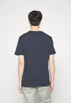 Pier One COCKTAIL TEE - T-shirt Z Nadrukiem - 503 - Dark Blue 10 Pier One COCKTAIL TEE - T-shirt Z Nadrukiem - 503 - Dark Blue -Sklep Z Odzieżą Męską 38497a2249dd47d5ae90f41ac9c92d30