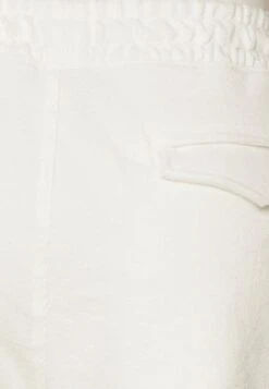 Pier One Spodnie Treningowe - White 10 Pier One Spodnie Treningowe - White -Sklep Z Odzieżą Męską 386adaf7ee91480f99e05bbe94209d4d