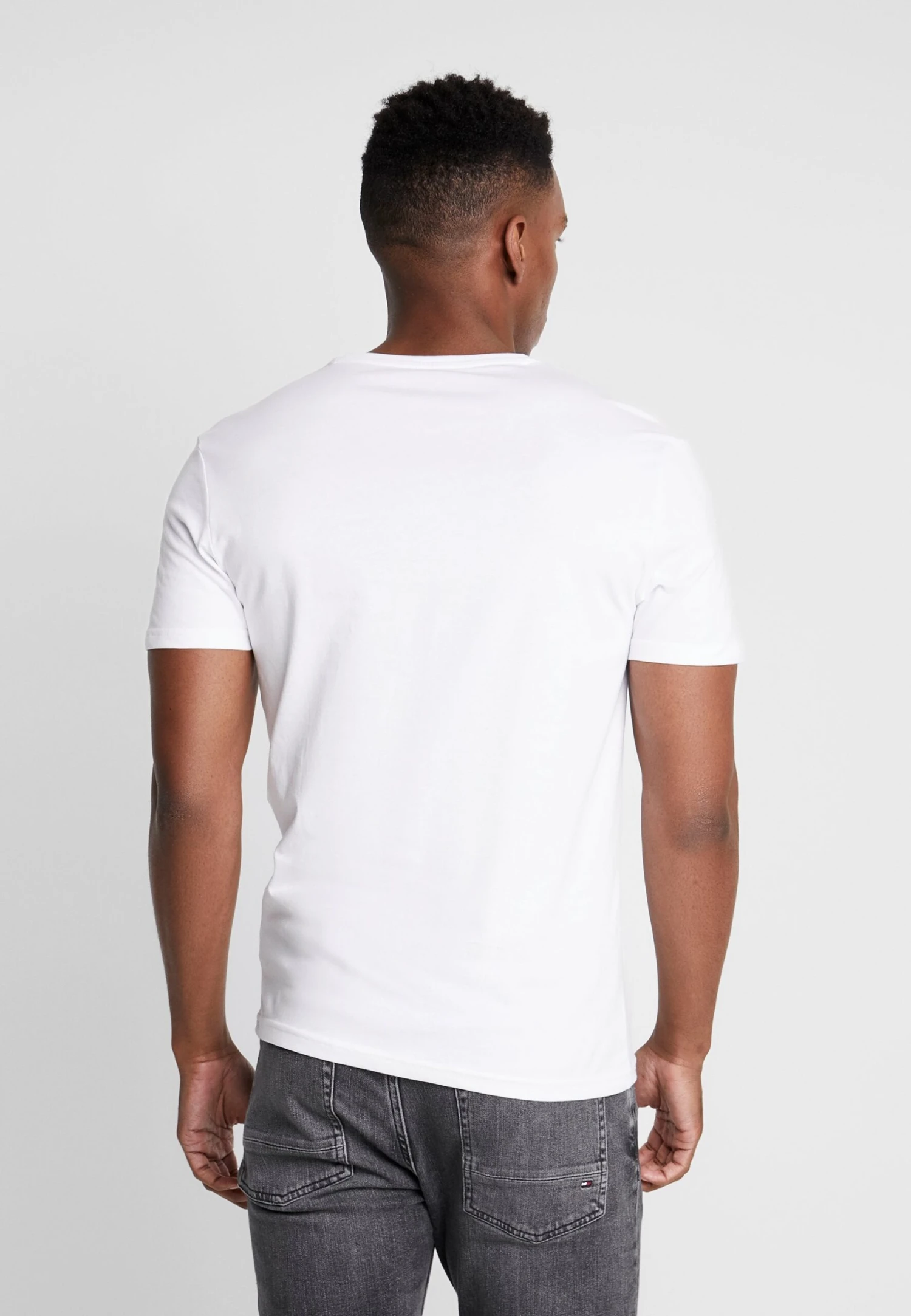 Pier One 3 PACK - T-shirt Basic - White 6 Pier One 3 PACK - T-shirt Basic - White - obrazek 4
