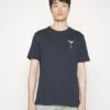 Pier One COCKTAIL TEE - T-shirt Z Nadrukiem - 503 - Dark Blue -Sklep Z Odzieżą Męską 3c0a89607623416fad5d01febc3577f4