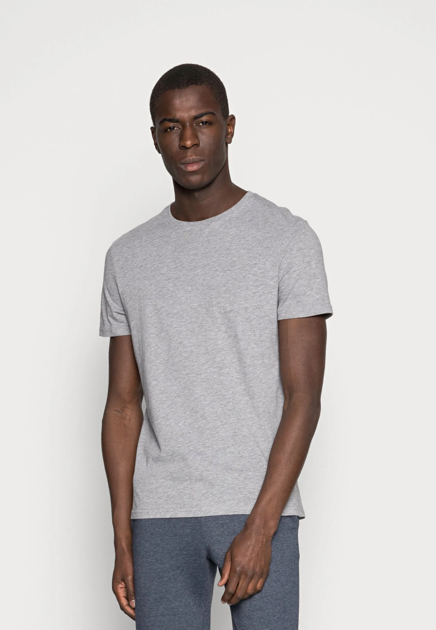 Pier One 3 PACK - T-shirt Basic - White/black/light Grey 6 Pier One 3 PACK - T-shirt Basic - White/black/light Grey - obrazek 4