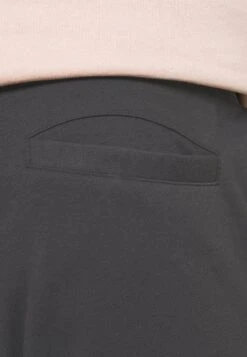 Pier One Spodnie Treningowe - Dark Grey 12 Pier One Spodnie Treningowe - Dark Grey -Sklep Z Odzieżą Męską 4dba7bd6995145a9b07e0b61cdb4749a