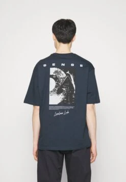Pier One SENSE TEE - T-shirt Z Nadrukiem - Dark Blue -Sklep Z Odzieżą Męską 512fd7fe8a844aebb6a2e28f70b522f2
