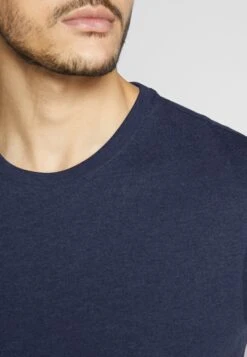 Pier One 4 PACK - T-shirt Basic - Black/white/blue 11 Pier One 4 PACK - T-shirt Basic - Black/white/blue -Sklep Z Odzieżą Męską 5847a37145c74e25a85f71f4653216cb