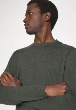 Pier One Piżama - Black/khaki 12 Pier One Piżama - Black/khaki -Sklep Z Odzieżą Męską 7401274fca6e4139b164e44a2907ce60