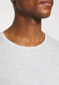 Pier One 5 PACK - T-shirt Basic - Black/white/light Grey -Sklep Z Odzieżą Męską 781514b98ac940a2934d4a3cf6c9ca05