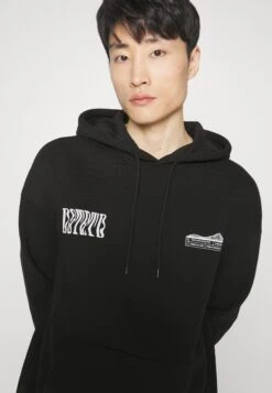Pier One WOOD HOODIE - Bluza Z Kapturem - Black 11 Pier One WOOD HOODIE - Bluza Z Kapturem - Black -Sklep Z Odzieżą Męską 785052bc4c4344ab916cf960f0780afd