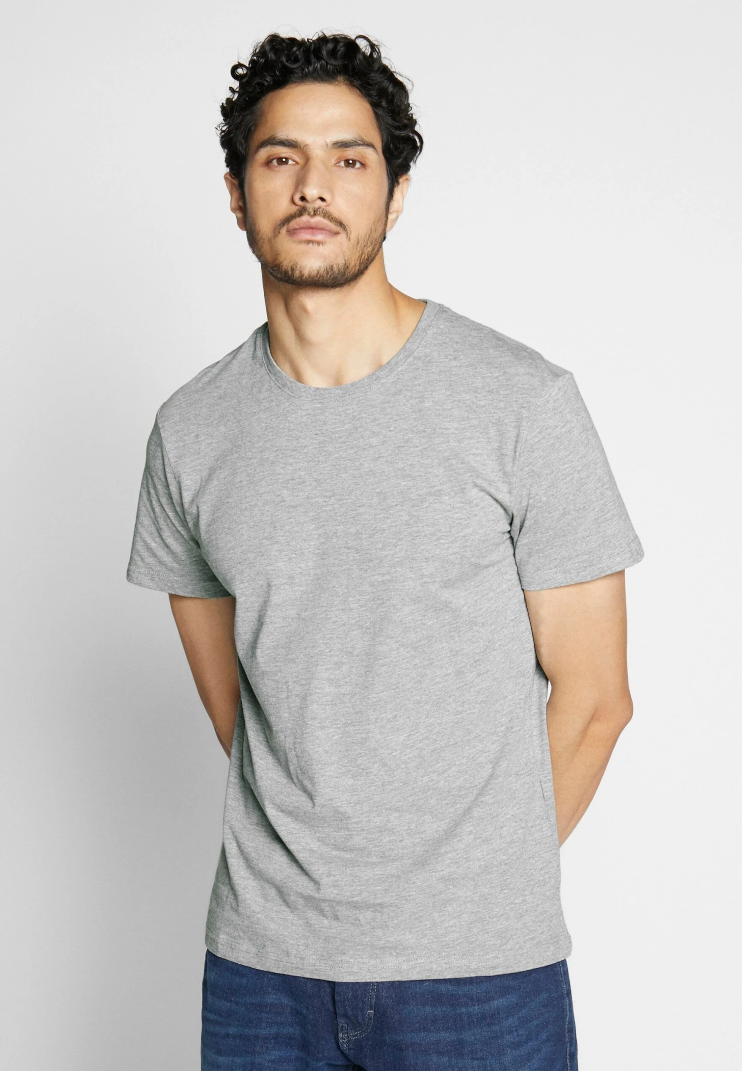 Pier One 4 PACK - T-shirt Basic - Black/white/blue 4 Pier One 4 PACK - T-shirt Basic - Black/white/blue - obrazek 2