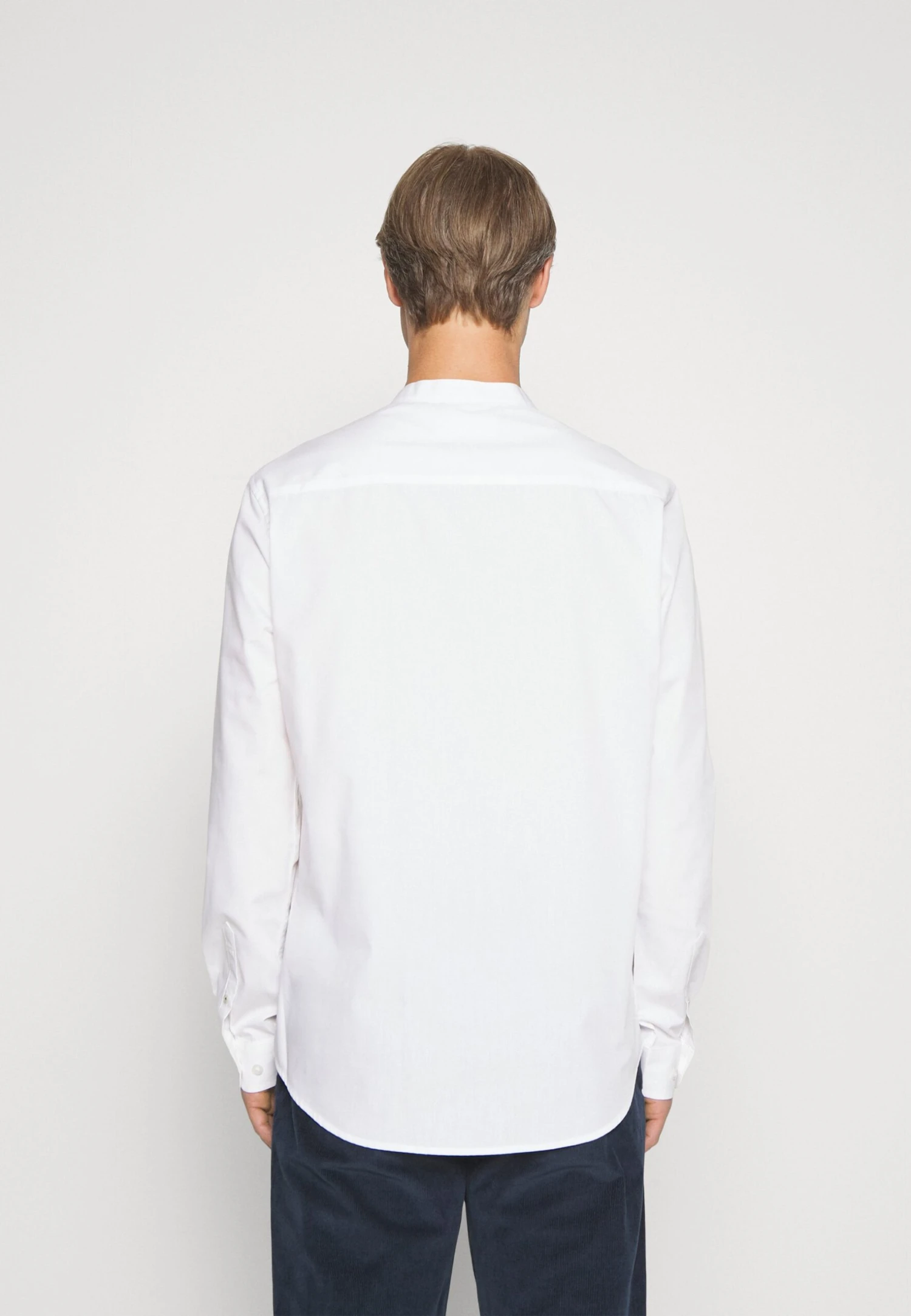 Pier One 2 PACK - Koszula - White/olive 4 Pier One 2 PACK - Koszula - White/olive - obrazek 2