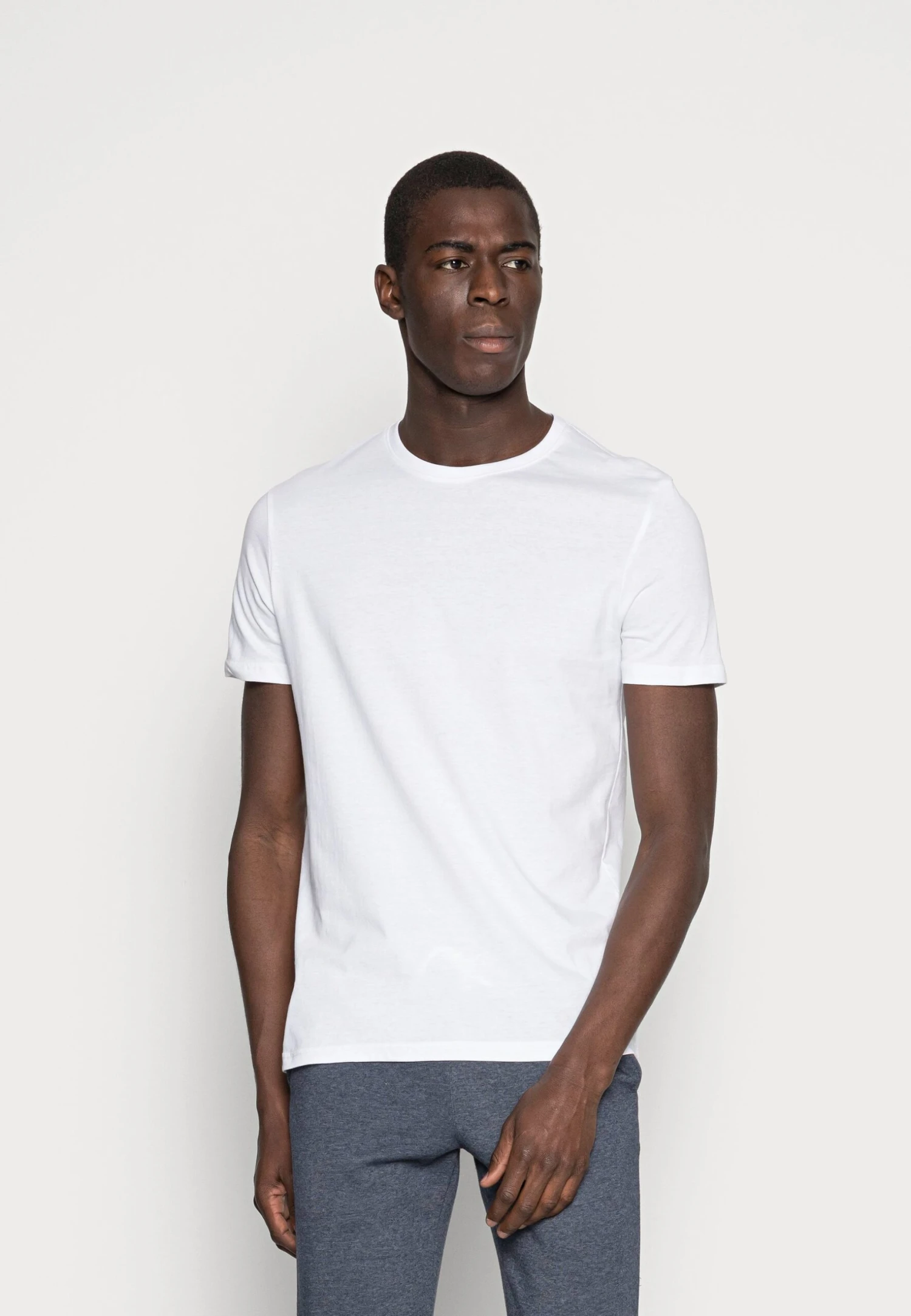 Pier One 3 PACK - T-shirt Basic - White/black/light Grey 4 Pier One 3 PACK - T-shirt Basic - White/black/light Grey - obrazek 2