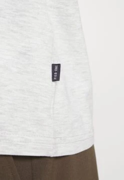 Pier One 5 PACK - T-shirt Basic - Light Grey - 101_white - 001_green - 602 -Sklep Z Odzieżą Męską 7d13067417124de684e97c638550a94b