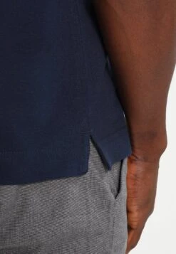 Pier One BASIC - Koszulka Polo - Dark Blue -Sklep Z Odzieżą Męską 7e29fe7ac7f84e91811ed3c3fea6ecea