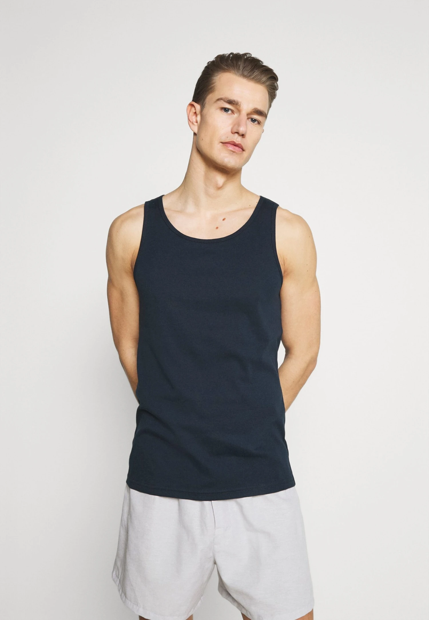 Pier One 3 PACK - Podkoszulki - Dark Blue/bordeaux/off-white 5 Pier One 3 PACK - Podkoszulki - Dark Blue/bordeaux/off-white - obrazek 3