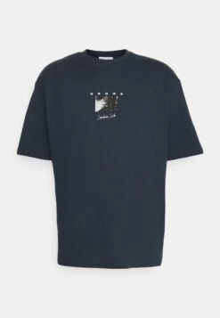 Pier One SENSE TEE - T-shirt Z Nadrukiem - Dark Blue -Sklep Z Odzieżą Męską 8ed9e72ebff947adb388c5e23e84f5f6