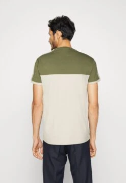 Pier One T-shirt Z Nadrukiem - Khaki/off-white -Sklep Z Odzieżą Męską 957056acdb304d9bb9367483a62c6d78