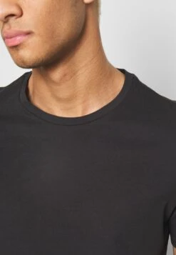 Pier One 7 PACK - T-shirt Basic - Black -Sklep Z Odzieżą Męską 9ff1310308384925af8ab3297a7ee42a