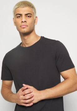 Pier One 7 PACK - T-shirt Basic - Black -Sklep Z Odzieżą Męską a537c665fcb548988df38d98a88a46a2