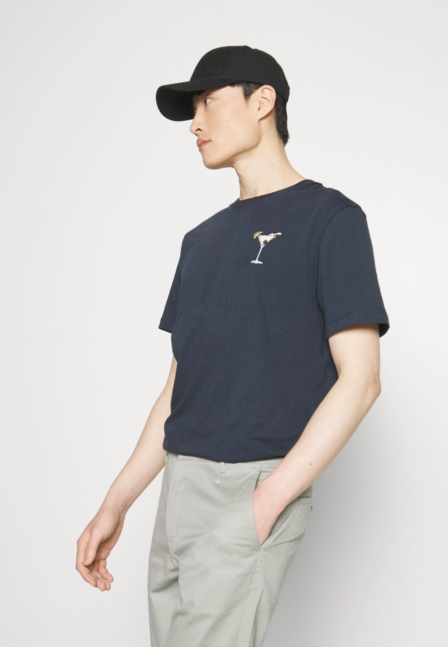 Pier One COCKTAIL TEE - T-shirt Z Nadrukiem - 503 - Dark Blue 6 Pier One COCKTAIL TEE - T-shirt Z Nadrukiem - 503 - Dark Blue - obrazek 4