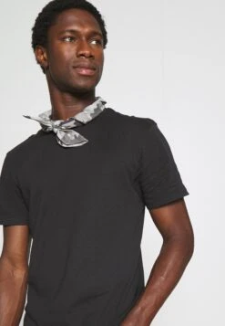 Pier One 3 PACK - T-shirt Basic - Black/mottled Dark Grey/bordeaux 15 Pier One 3 PACK - T-shirt Basic - Black/mottled Dark Grey/bordeaux -Sklep Z Odzieżą Męską ae9b9691c10949c5b4edc17929f8c13a