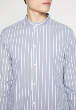 Pier One MUSCLE FIT STAND - Koszula - Blue 13 Pier One MUSCLE FIT STAND - Koszula - Blue -Sklep Z Odzieżą Męską aef632d443f84662a23ef0d9f4646ec0