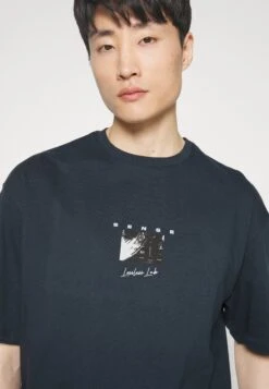 Pier One SENSE TEE - T-shirt Z Nadrukiem - Dark Blue -Sklep Z Odzieżą Męską b603fa303cad41eca4bdbcf3153eb53e