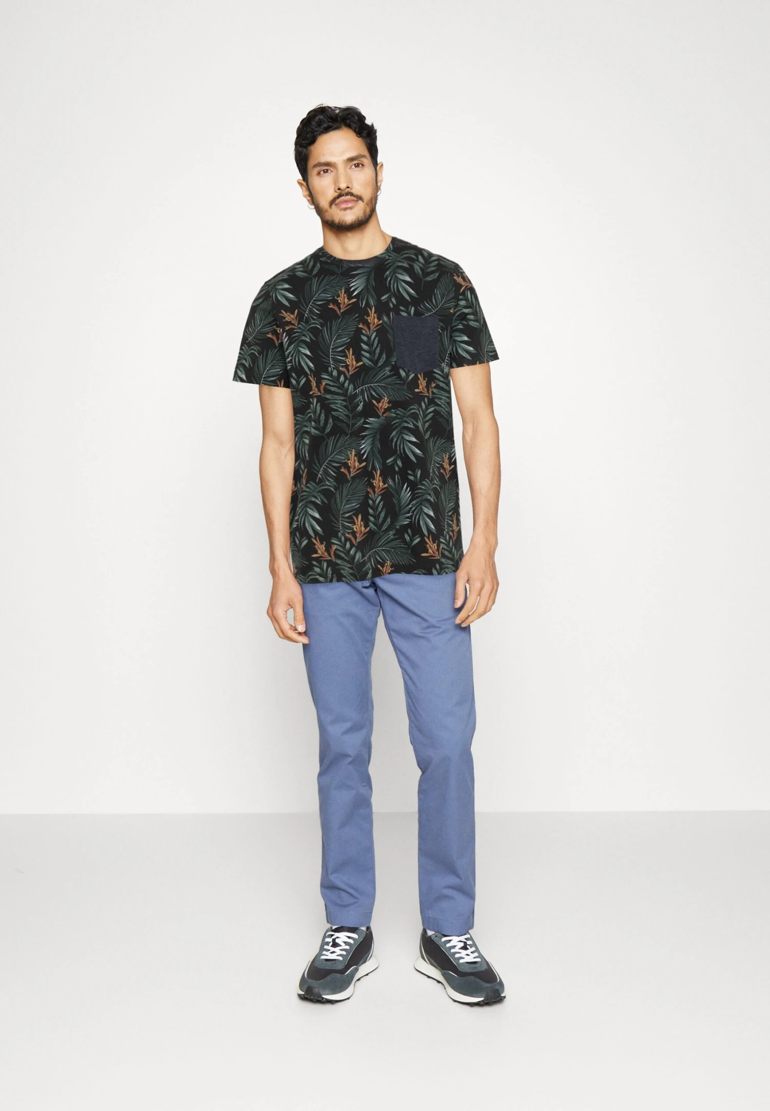 Pier One 2 PACK - T-shirt Z Nadrukiem - White/multi-coloured 3 Pier One 2 PACK - T-shirt Z Nadrukiem - White/multi-coloured