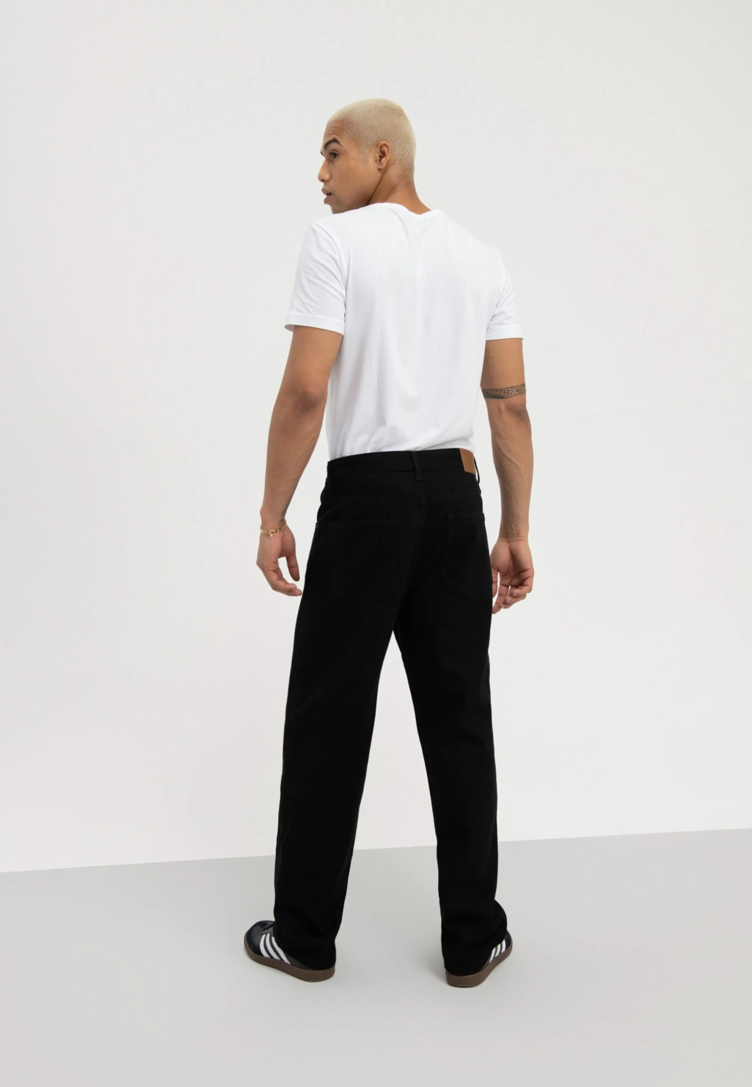 Pier One Jeansy Relaxed Fit - Black Denim 5 Pier One Jeansy Relaxed Fit - Black Denim - obrazek 3