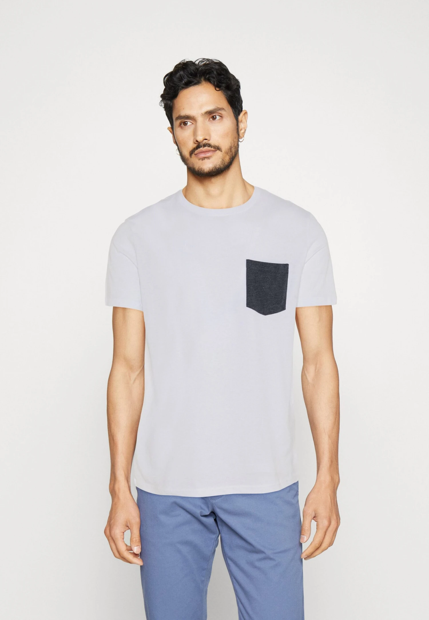 Pier One 2 PACK - T-shirt Z Nadrukiem - White/multi-coloured 6 Pier One 2 PACK - T-shirt Z Nadrukiem - White/multi-coloured - obrazek 4