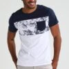 Pier One T-shirt Z Nadrukiem - Navy/white 2 Pier One T-shirt Z Nadrukiem - Navy/white -Sklep Z Odzieżą Męską c3d097dd28194ed8a0ef4ff710602608