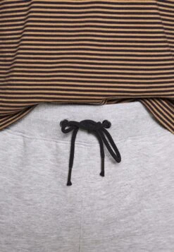 Pier One 2 PACK - Szorty - Light Grey /black 10 Pier One 2 PACK - Szorty - Light Grey /black -Sklep Z Odzieżą Męską c4d577d8c6314b53bc4b281d9e735af0