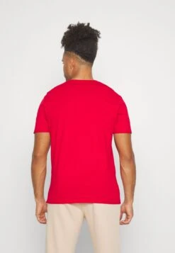 Pier One T-shirt Z Nadrukiem - Red 16 Pier One T-shirt Z Nadrukiem - Red -Sklep Z Odzieżą Męską c502085f80b344ae9887145df89e3c34