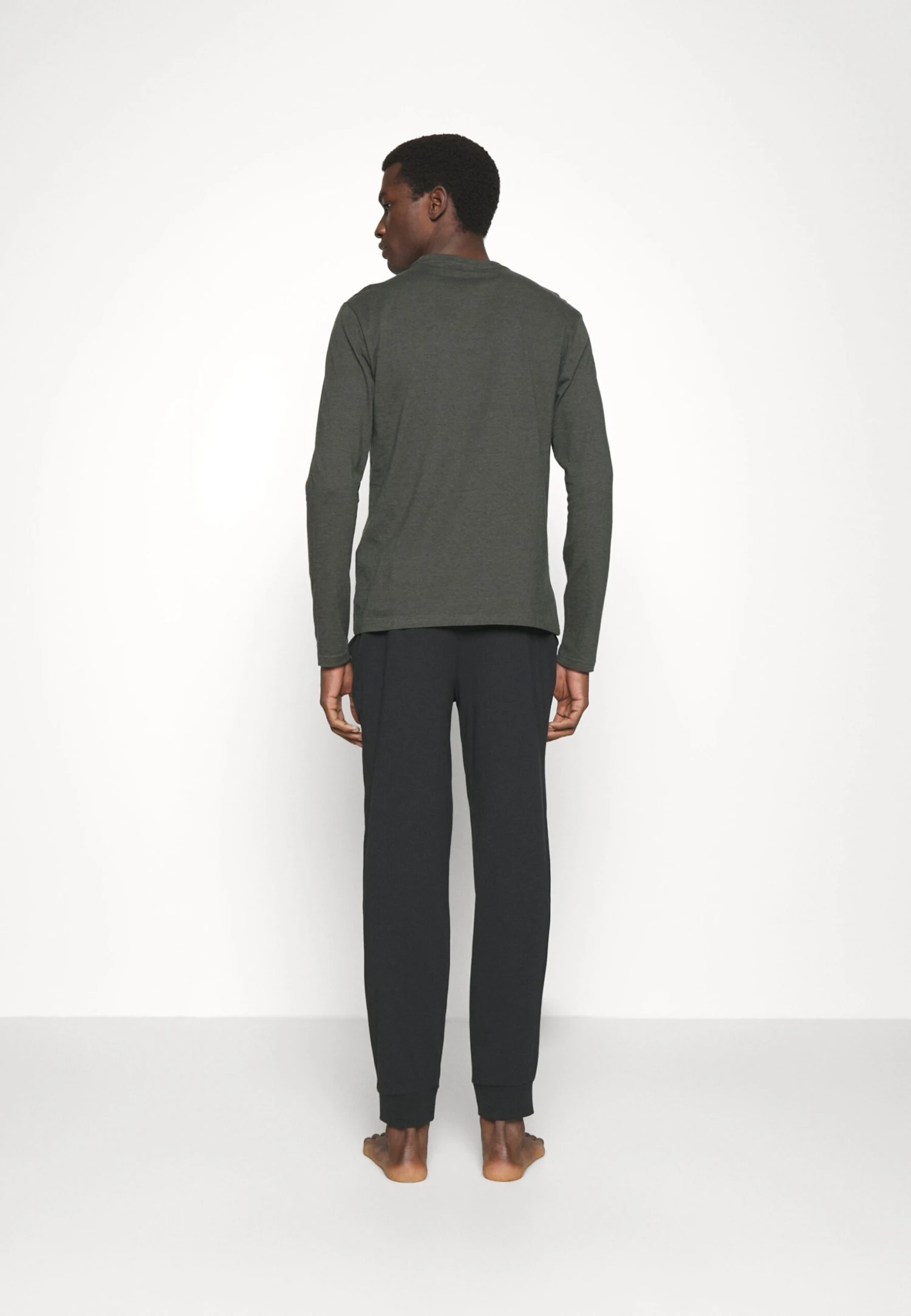 Pier One Piżama - Black/khaki 5 Pier One Piżama - Black/khaki - obrazek 3