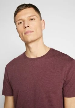 Pier One 3 PACK - T-shirt Basic - Mottled Bordeaux/white/blue 11 Pier One 3 PACK - T-shirt Basic - Mottled Bordeaux/white/blue -Sklep Z Odzieżą Męską cff95dbc64f547b193a52d13e024d737