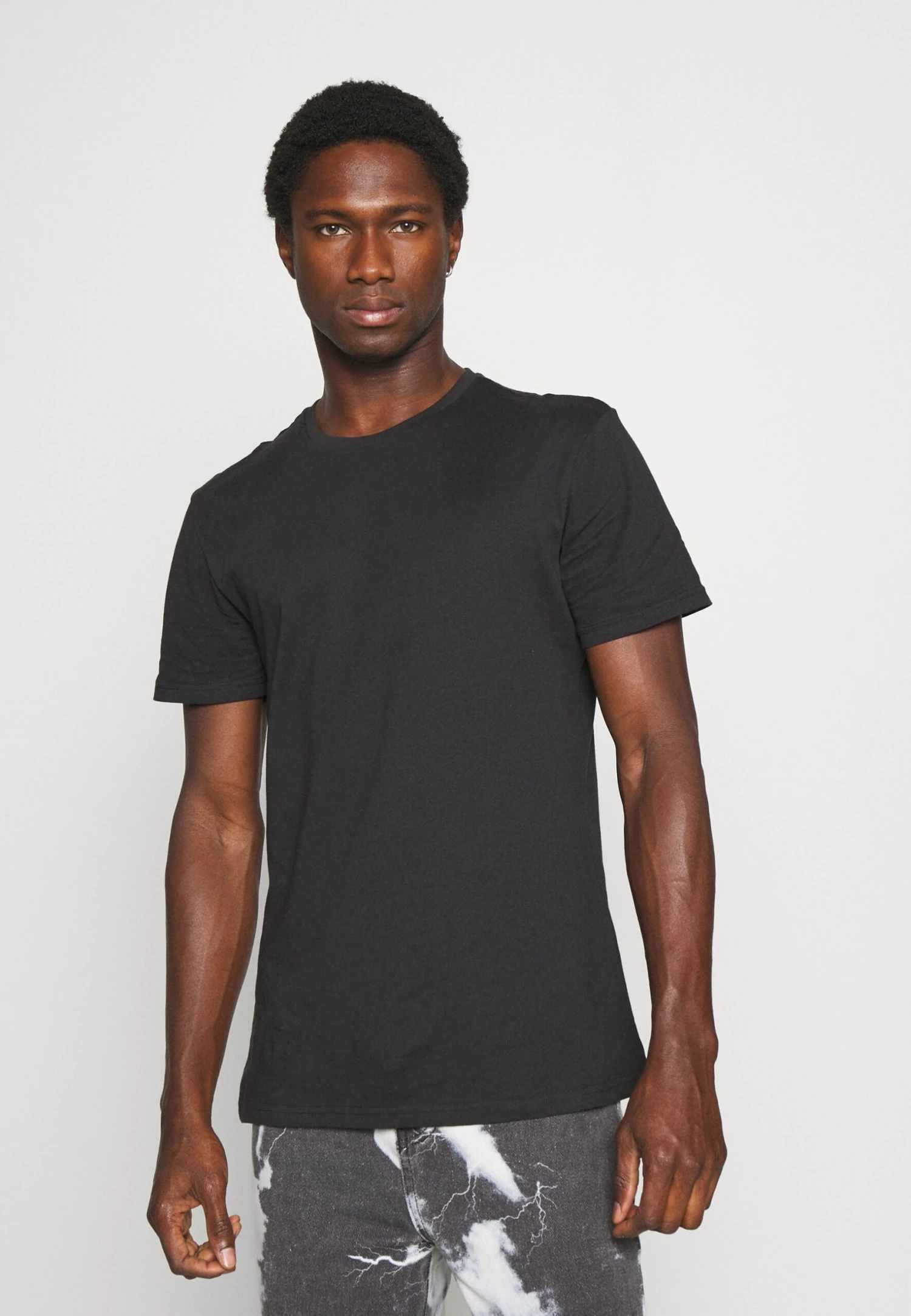 Pier One 3 PACK - T-shirt Basic - Black/mottled Dark Grey/bordeaux 4 Pier One 3 PACK - T-shirt Basic - Black/mottled Dark Grey/bordeaux - obrazek 2