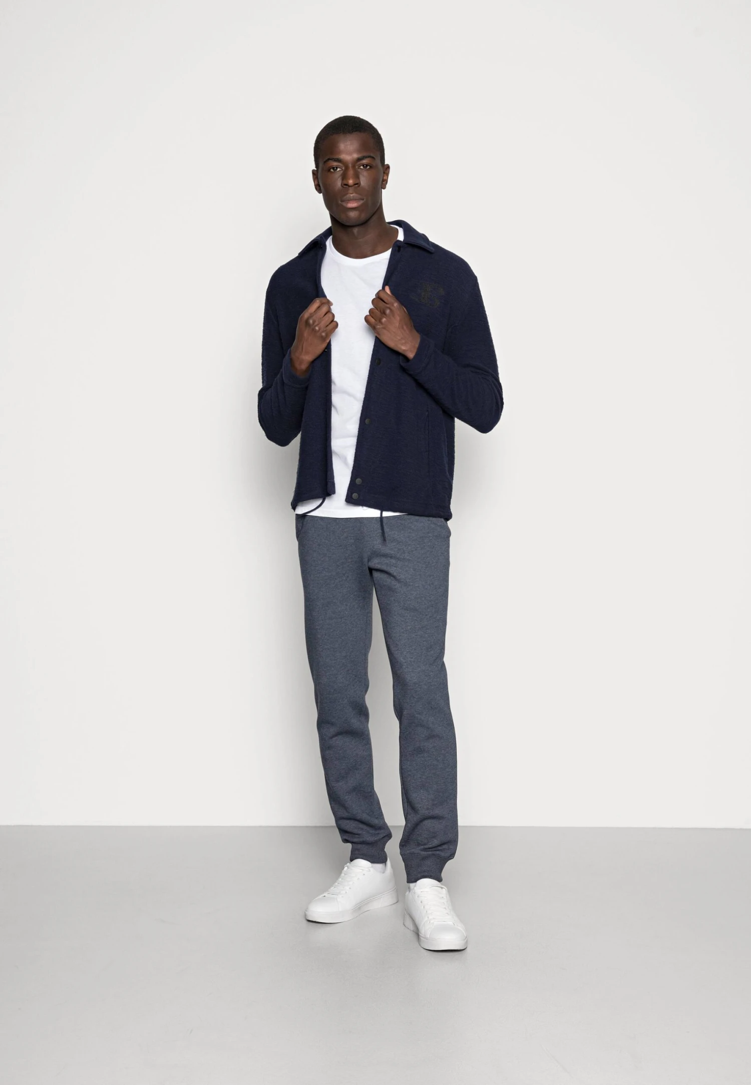 Pier One 3 PACK - T-shirt Basic - White/black/light Grey 3 Pier One 3 PACK - T-shirt Basic - White/black/light Grey