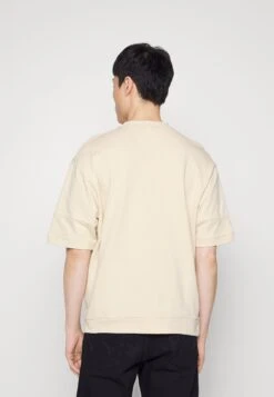 Pier One SHORT SLEEVE SWEATSHIRT - T-shirt Basic - Tan -Sklep Z Odzieżą Męską d7636807b98945b3a7c9b586c472990e